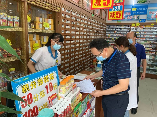 （圖為黃勁鋒局長、個私企徐國奇副書記檢查藥店落實購藥實名登記情況）.jpg