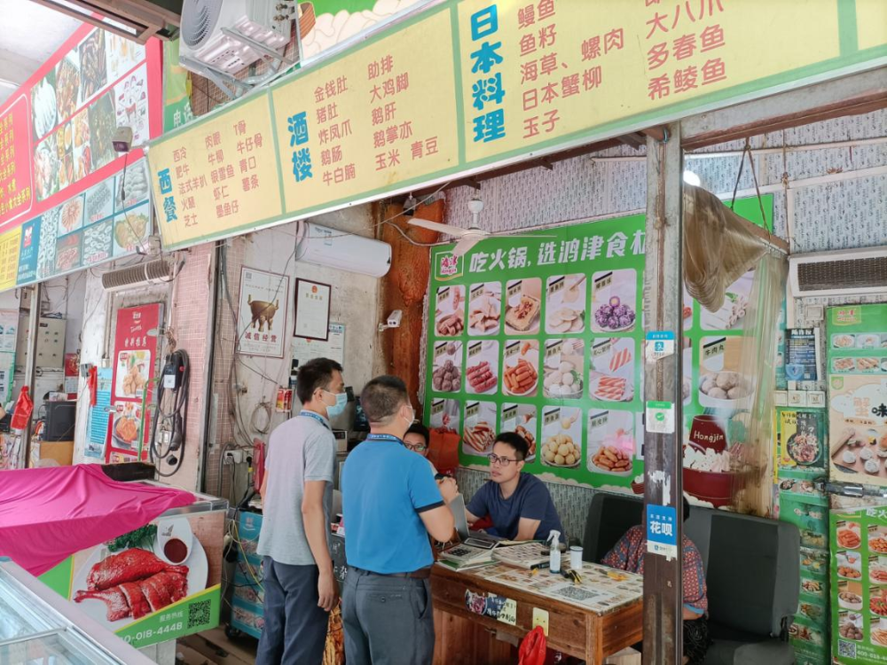 圖一為執(zhí)法人員對(duì)冷庫(kù)進(jìn)行食品安全檢查.png